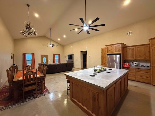 Mountain View Barndominium • Hot Tub Retreat – Secluded Luxury Stay Near Elk Mountain, Charon’s Garden, Lakes & Top Refuge Trails