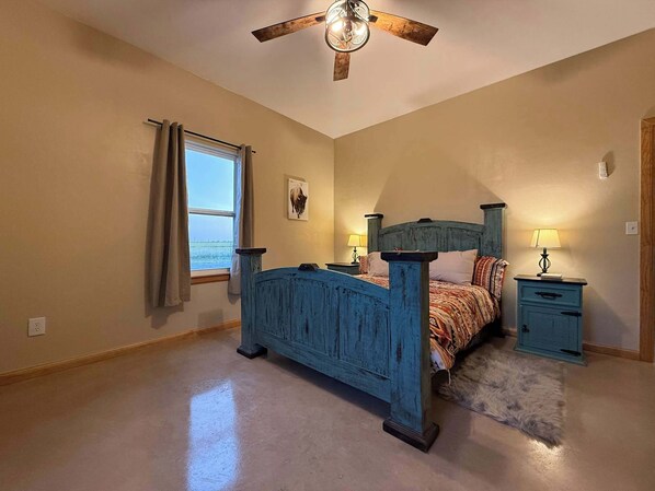 3 habitaciones, tabla de planchar con plancha, wifi y ropa de cama 