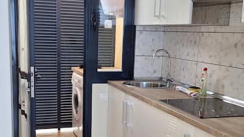 Frigorífico, microondas, placa de cocina y hervidor eléctrico