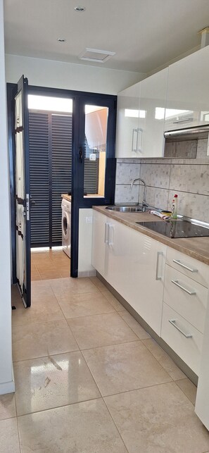 Kühlschrank, Mikrowelle, Herdplatte, Wasserkocher