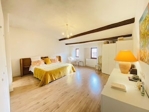 2 chambres, fer et planche à repasser, Wi-Fi, draps fournis