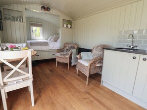 1 bedroom, individually decorated, individually furnished, free WiFi - The Garden Hut (Wrexham)