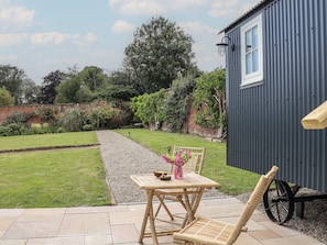 Outdoor dining - The Garden Hut (Wrexham)