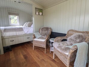 1 Schlafzimmer, individuell dekoriert, individuell eingerichtet