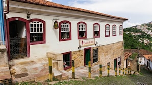 Um edifício tradicional com uma placa que indica 'Restaurante Contos de Reis'.