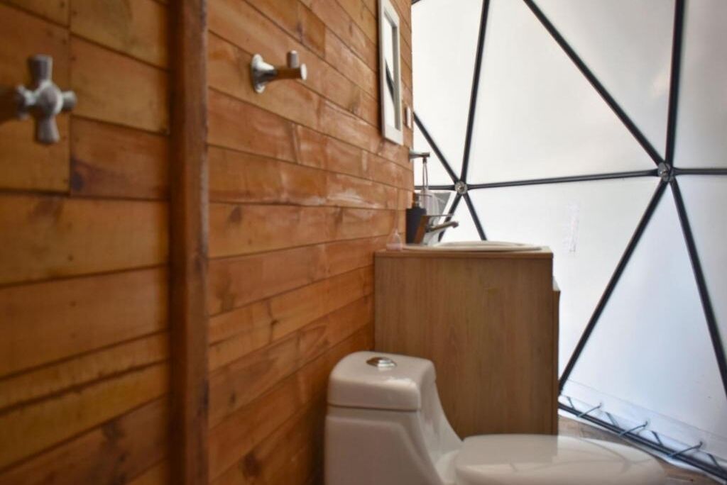 Regadera, secadora de cabello, toallas, jabón 