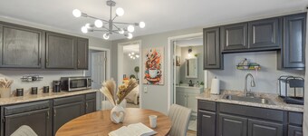 Stylish 2BR Syracuse Stay, Near Zoo, Museums and Downtown