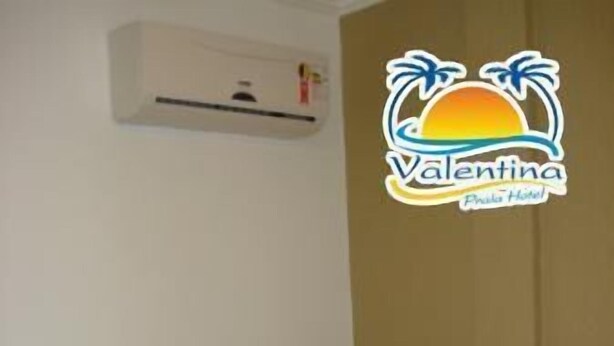 Habitació d'hotel amb llit, almoinades i tovalloles.