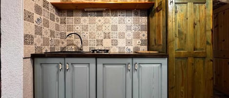 Fridge, stovetop, dishwasher, coffee/tea maker