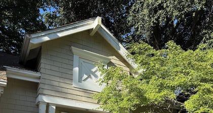 London Suite
Historic Cedar Mansion Bungalows - 1 Block from Sonoma Square
