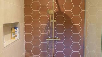 Douche, sĂšche-cheveux, savon, papier toilette