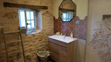 Douche, sĂšche-cheveux, savon, papier toilette