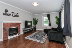 Una Smart TV, una chimenea