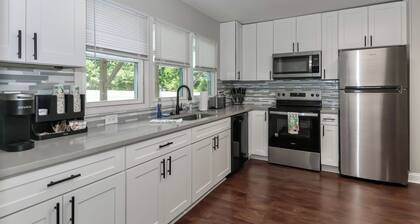 Lake Tillery 7 Minutes to Marina! Sleeps 8, Large Deck with WiFi and AC