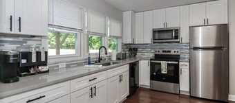 Lake Tillery 7 Minutes to Marina! Sleeps 8, Large Deck with WiFi and AC