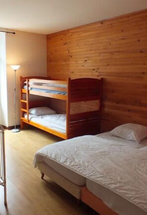 4 habitaciones, tabla de planchar con plancha y wifi