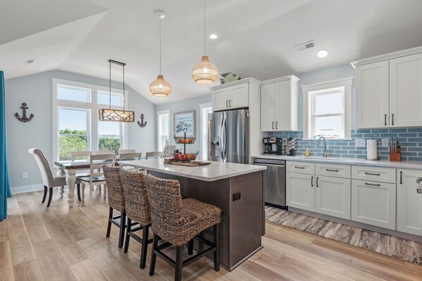 Jääkaappi, mikroaaltouuni, uuni, liesi