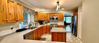 Beautiful 3 Bedroom, 2 Bath, Large private lot that backs onto Hummingbird Creek