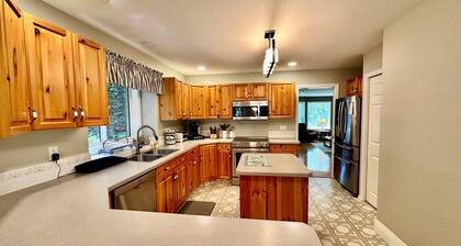 Beautiful 3 Bedroom, 2 Bath, Large private lot that backs onto Hummingbird Creek