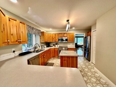 Beautiful 3 Bedroom, 2 Bath, Large private lot that backs onto Hummingbird Creek