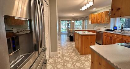 Beautiful 3 Bedroom, 2 Bath, Large private lot that backs onto Hummingbird Creek