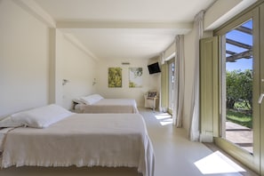 10 bedrooms, in-room safe, desk, iron/ironing board