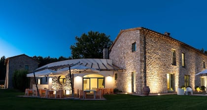 Estate in the heart of Umbria. Villa with 10 rooms, infinity pool and SPA