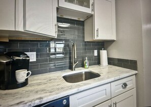 Kjøleskap, mikrobølgeovn, kokeplater og oppvaskmaskin