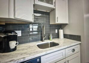 Refrigerador, microondas, parrilla de estufa y lavavajillas 