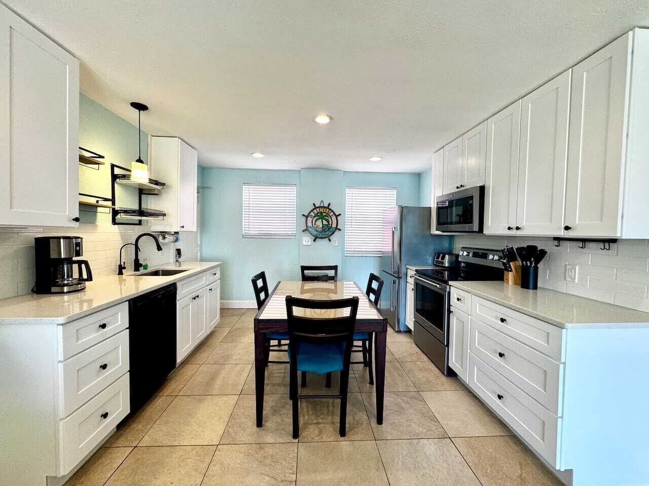 Mikroaaltouuni, liesi, astianpesukone, kahvin-/teenkeitin