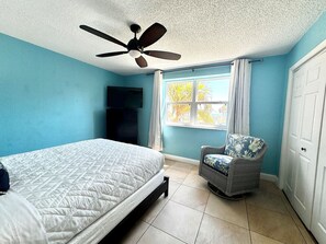 2 Schlafzimmer, Schreibtisch, Bügeleisen/Bügelbrett, Reisekinderbett