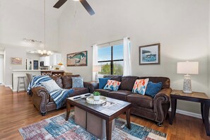 Condo, nhiều giường, ban công, quang cảnh vườn (The Joyful Getaway) | Khu phòng khách | TV màn hình phẳng 42-inch có truyền hình kỹ thuật số