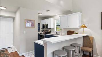 Condo, nhiều giường, ban công, quang cảnh vườn (The Joyful Getaway) | Bếp riêng | Tủ lạnh, lò vi sóng, lò nướng, bếp nấu