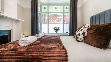 4 bedrooms, iron/ironing board, free WiFi, bed sheets