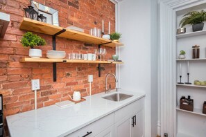 Interior - Luxury Downtown w/Backyard by Franklin Plaza (Troy)