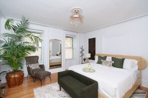 2 bedrooms, desk, iron/ironing board, WiFi