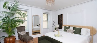 Luxury Downtown w/Backyard by Franklin Plaza