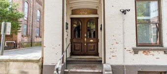 Luxury Downtown 2 bd w/Backyard, grill