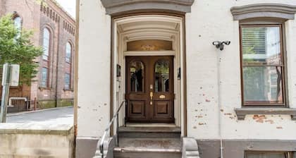 Luxury Downtown 2 bd w/Backyard, grill