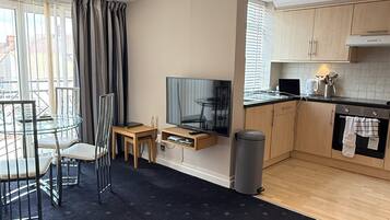 07 Hesketh Suite 4-Star, 1 Bedroom, Courtyard View, Beachfront (plus 1 free baby) | Living area