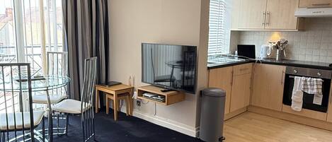 07 Hesketh Suite 4-Star, 1 Bedroom, Courtyard View, Beachfront (plus 1 free baby) | Wohnbereich | 50-Zoll-Smart-TV mit Digitalempfang, Netflix, Streaming-Dienste