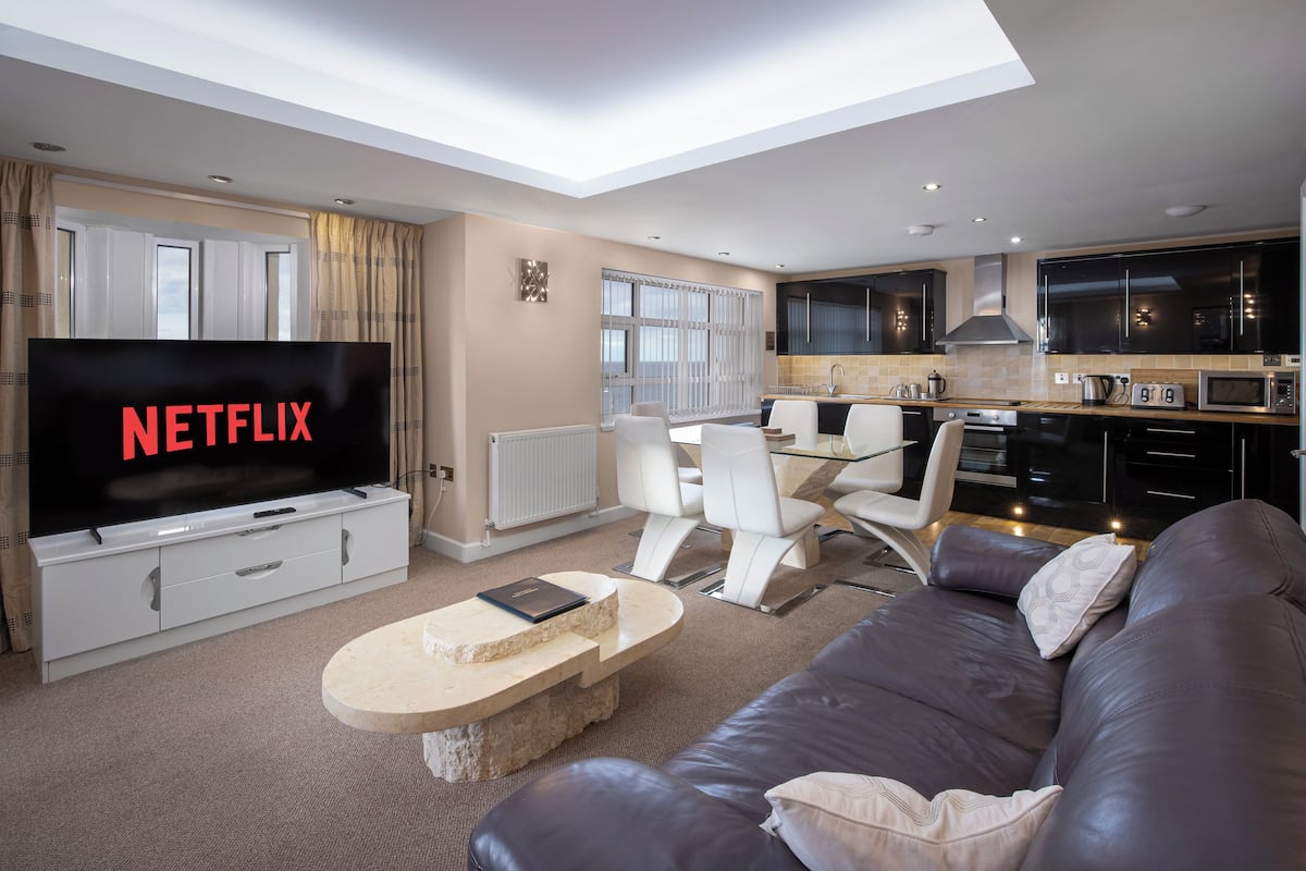 10 Queen Suite 5-Star, 3 Bedrooms, Sea View, Beachfront (plus 1 free baby) | Living area | 50-inch Smart TV with digital channels, Netflix, streaming services