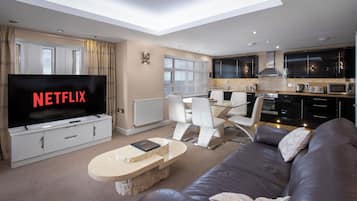 10 Queen Suite 5-Star, 3 Bedrooms, Sea View, Beachfront (plus 1 free baby) | Wohnbereich | 50-Zoll-Smart-TV mit Digitalempfang, Netflix, Streaming-Dienste
