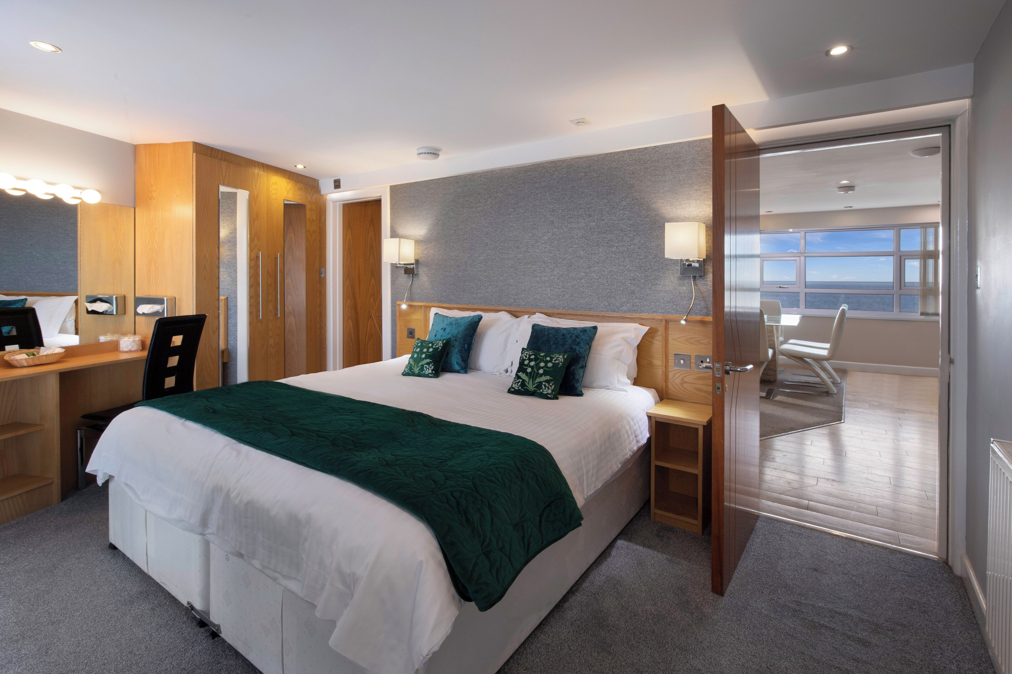 10 Queen Suite 5-Star, 3 Bedrooms, Sea View, Beachfront (plus 1 free baby)