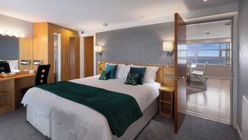 10 Queen Suite 5-Star, 3 Bedrooms, Sea View, Beachfront (plus 1 free baby)