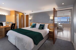 10 Queen Suite 5-Star, 3 Bedrooms, Sea View, Beachfront (plus 1 free baby) | Een kluis op de kamer, verduisterende gordijnen, geluiddichte muren