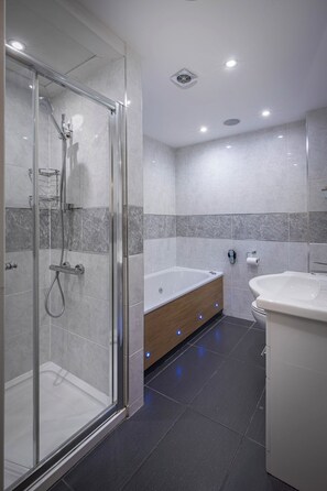02 Elizabeth Suite 5-Star, 3 Bedrooms, Sea View, Beachfront (plus 1 free baby) | Salle de bain | Articles de toilette gratuits, sèche-cheveux, peignoirs