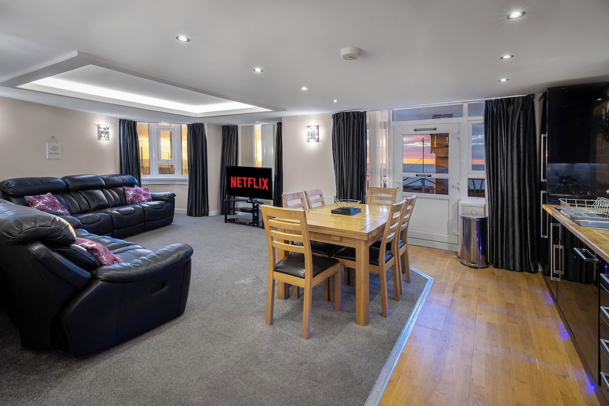 02 Elizabeth Suite 5-Star, 3 Bedrooms, Sea View, Beachfront (plus 1 free baby) | Living area | 50-inch Smart TV with digital channels, Netflix, streaming services