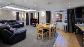 02 Elizabeth Suite 5-Star, 3 Bedrooms, Sea View, Beachfront (plus 1 free baby) | Living area