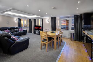 02 Elizabeth Suite 5-Star, 3 Bedrooms, Sea View, Beachfront (plus 1 free baby) | Woonruimte | Een 50-inch smart-tv met digitale zenders, Netflix en streamingdiensten